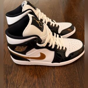 Nike Air Jordan men’s 7.5 (women’s 9)